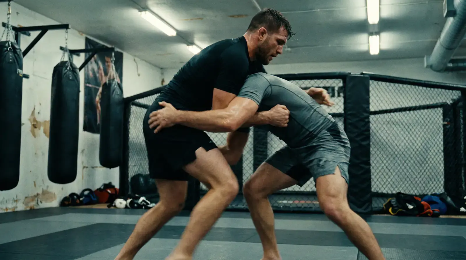 Analise de lutadores UFC - metricas de strikes takedowns e cardio para apostas MMA